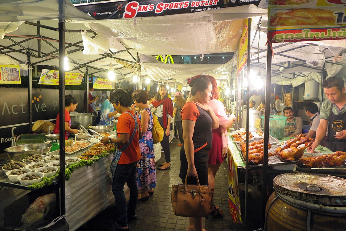 Beatiful market right in front of a mall by BTS Chidlom. A real feast for the eyes! - street food in Bangkok