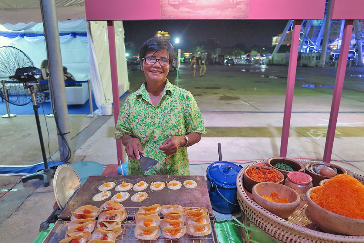 Sweet tacos in Thai style and a sweet lady serving them :) - street food in Bangkok
