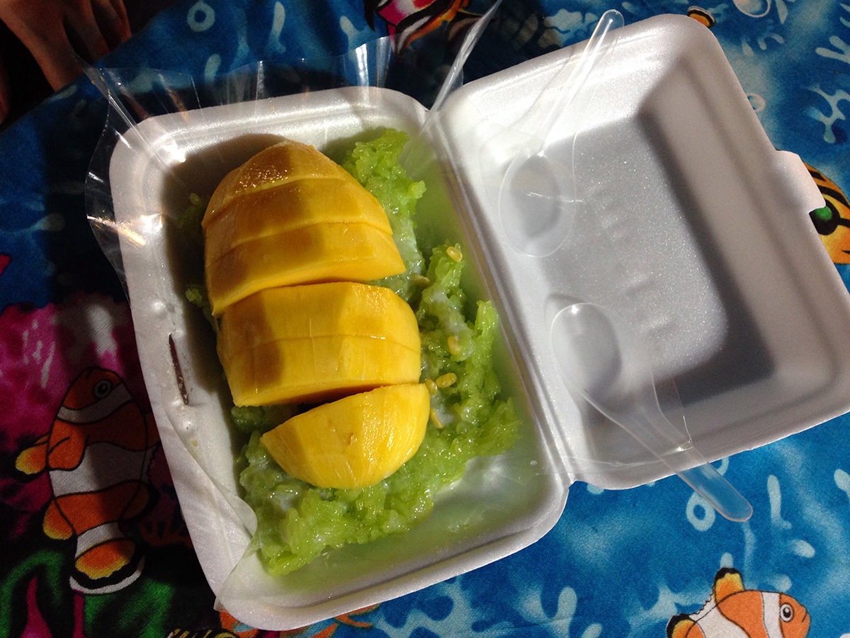 My sweet star: sticky rice with mango! This rice is even colored! - street food in Bangkok