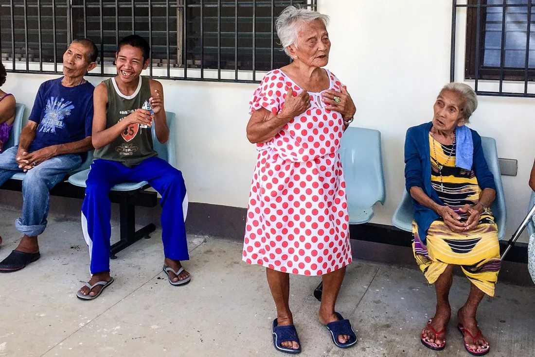 A beautiful singing performance by a Kkottognae Center resident