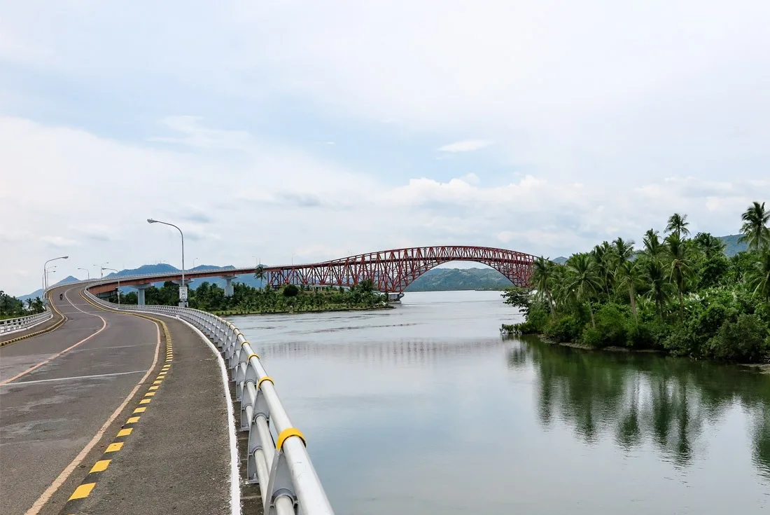 The S curve of the long San Juanico Bridge www.travelgeekery.com