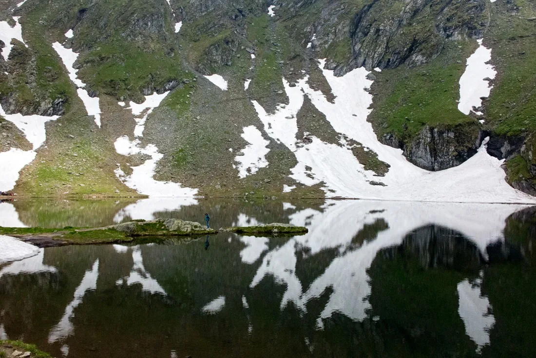 Reflections on Balea Lake: snowy edition