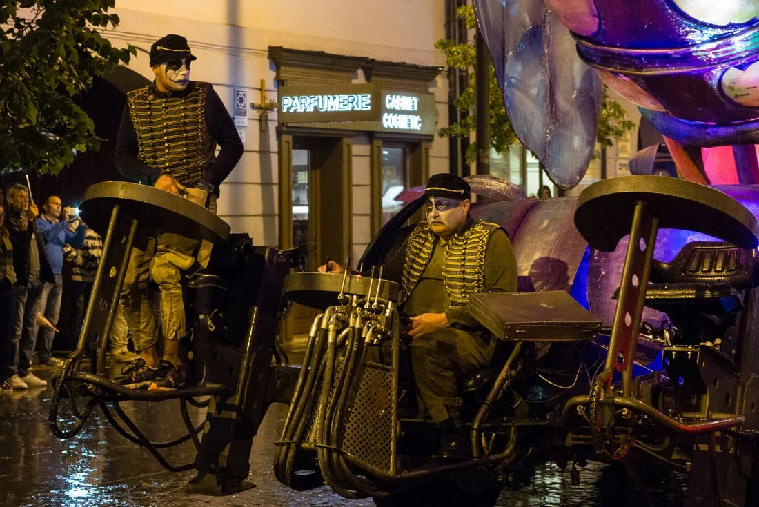 Men behind metal monsters in Sibiu International Theatre Festival procession