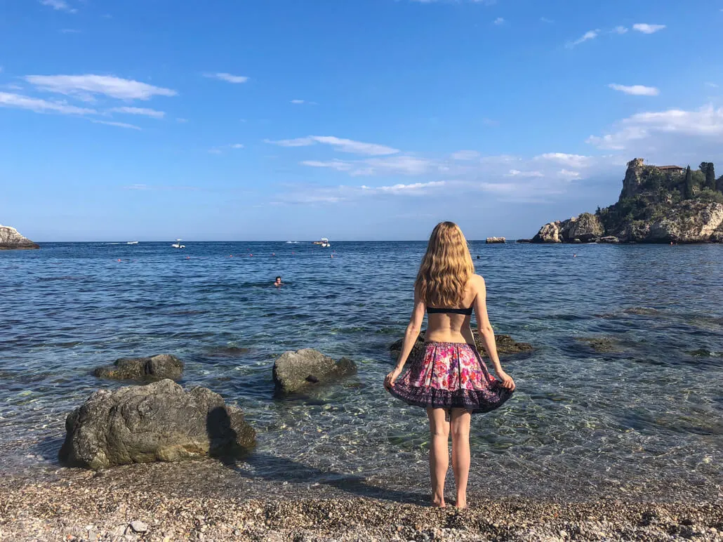  Veronika TravelGeekery am Strand von Isola Bella Taormina Sizilien