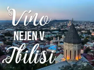Pohled na Tbilisi s textem