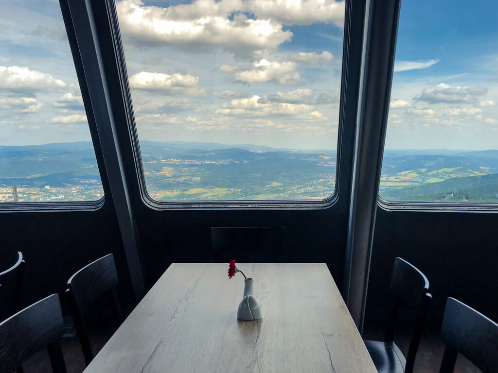 Výhled z restaurace na Ještědu