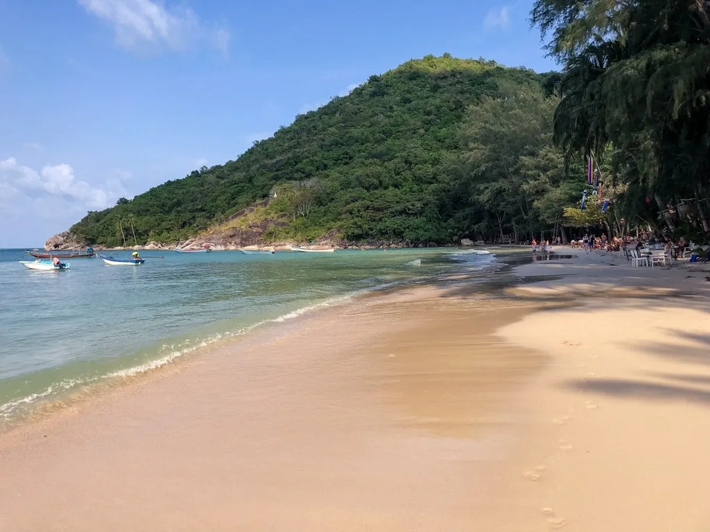 Long beach with a mountain backdrop - Thong Nai Pan Yai Koh Phangan
