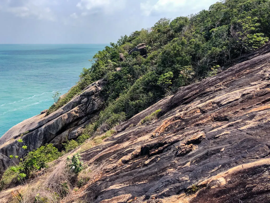 Large rocks above the ocean