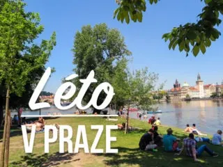 Pohled na lidi relaxující na pražském ostrově s textem 