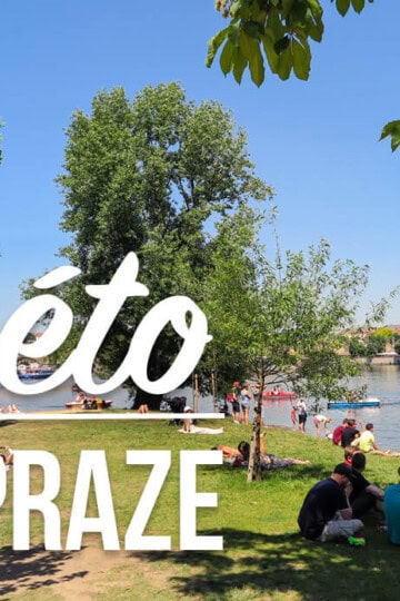Pohled na lidi relaxující na pražském ostrově s textem "Léto v Praze"