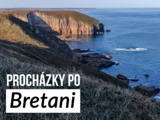 Mořské útesy a text: Procházky po Bretani