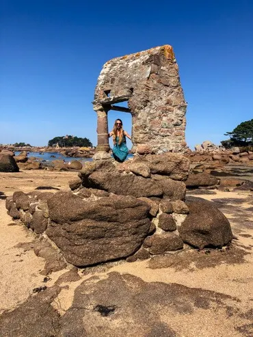 Veronika posing in the Saint-Guirec Oratory