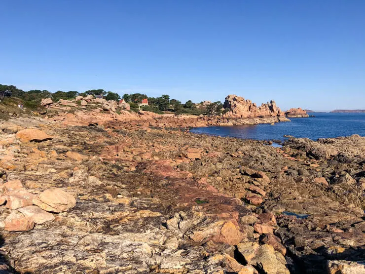 Rocks of all colors on the Pink Granite Coast