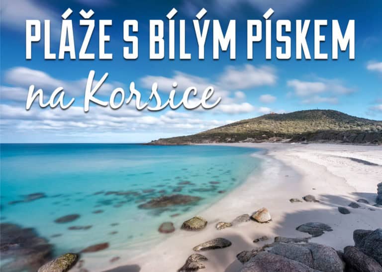Pohled na pláž a slova "Pláže s bílým pískem na Korsice"