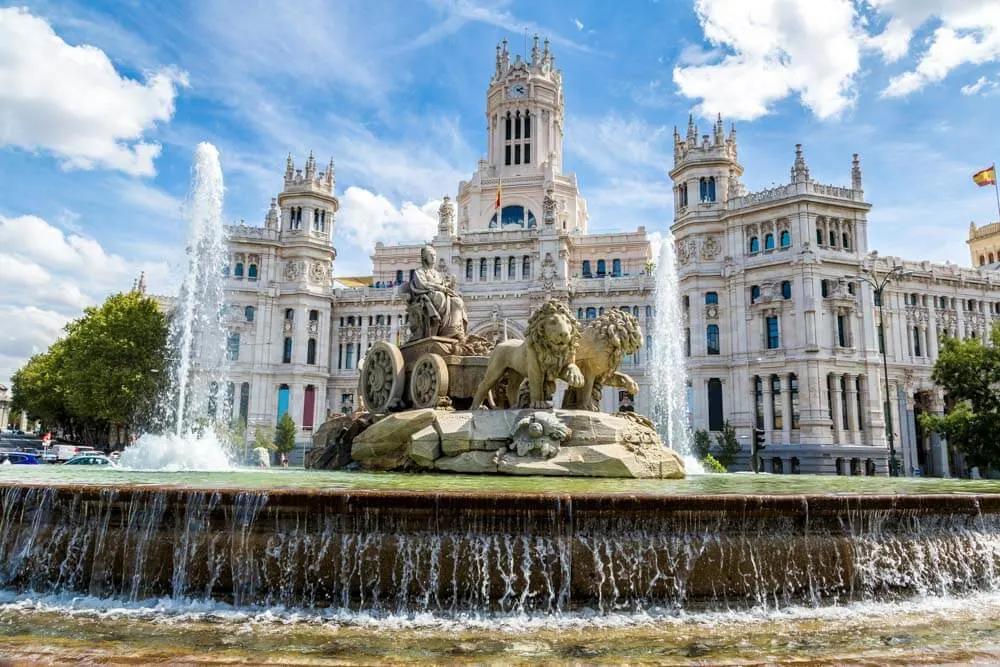 Amazing Architecture in Madrid's Plaza de Cibeles: a fountain and a palace