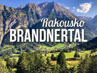 Pohled na alpské údolí s textem: Rakousko, Brandnertal
