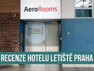 Pohled na vchod letištního hotelu Aerorooms s textem: Recenze hotelu Letiště Praha