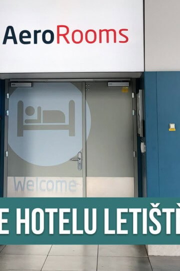 Pohled na vchod letištního hotelu Aerorooms s textem: Recenze hotelu Letiště Praha