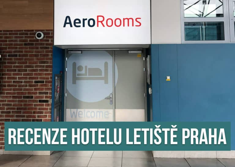 Pohled na vchod letištního hotelu Aerorooms s textem: Recenze hotelu Letiště Praha