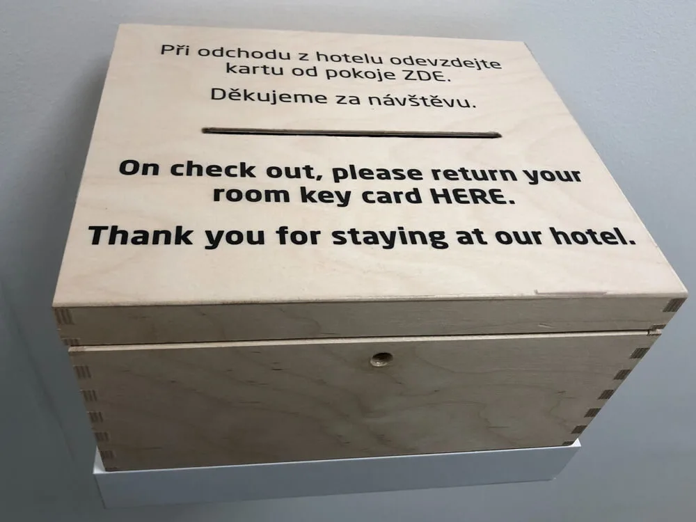 Box na vrácení karty od pokoje hotelu Aerorooms