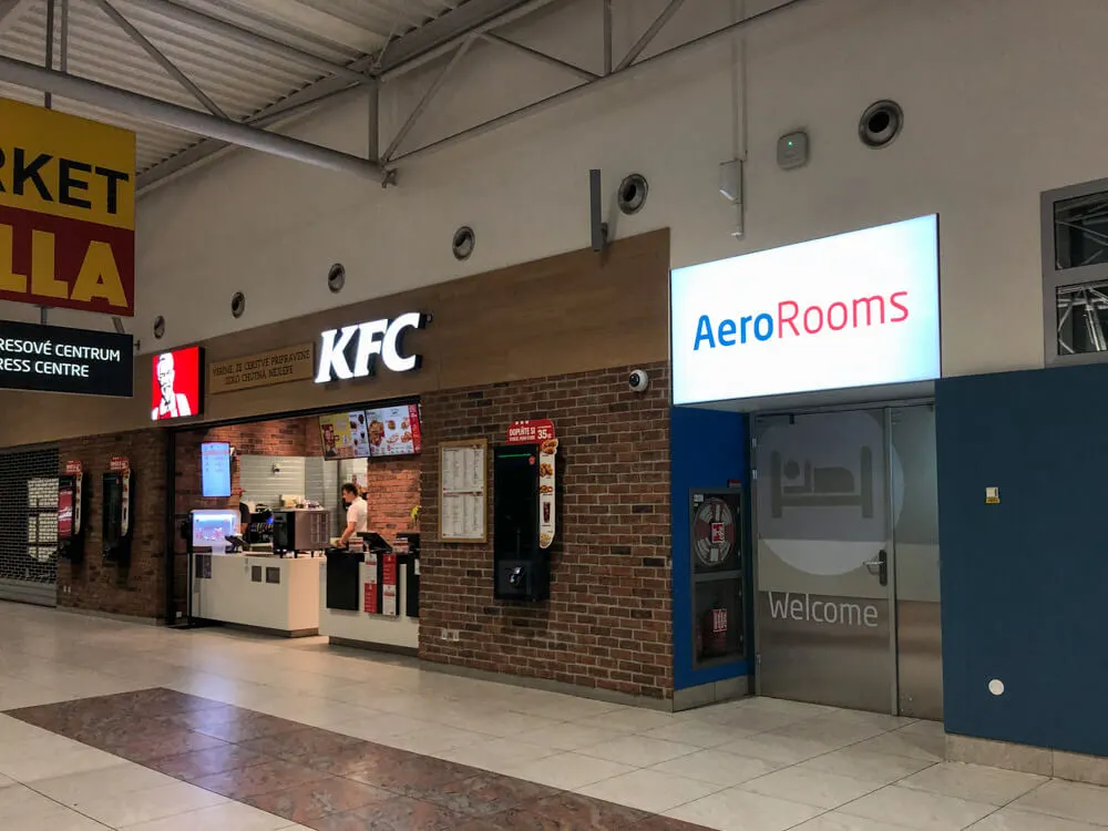 Pohled na umístění hotelu Aerorooms vedle KFC