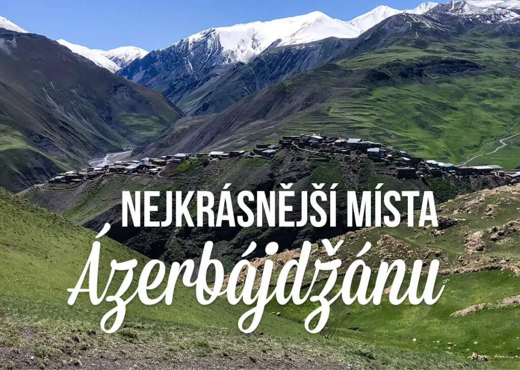 Pohled na horskou vesnici s textem: Nejkrásnější místa Ázerbájdžánu