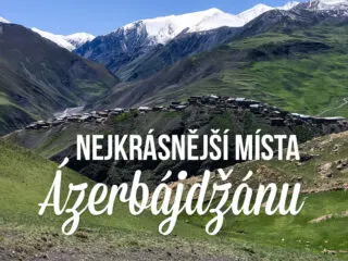 Pohled na horskou vesnici s textem: Nejkrásnější místa Ázerbájdžánu