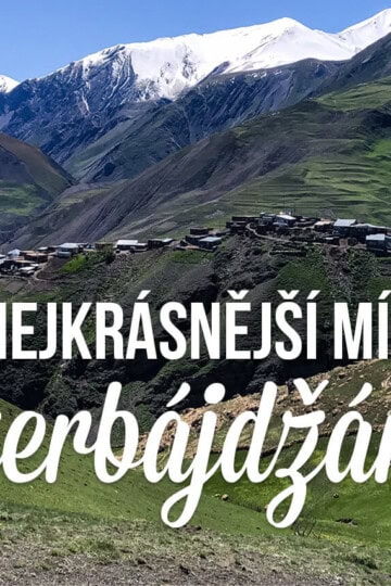 Pohled na horskou vesnici s textem: Nejkrásnější místa Ázerbájdžánu