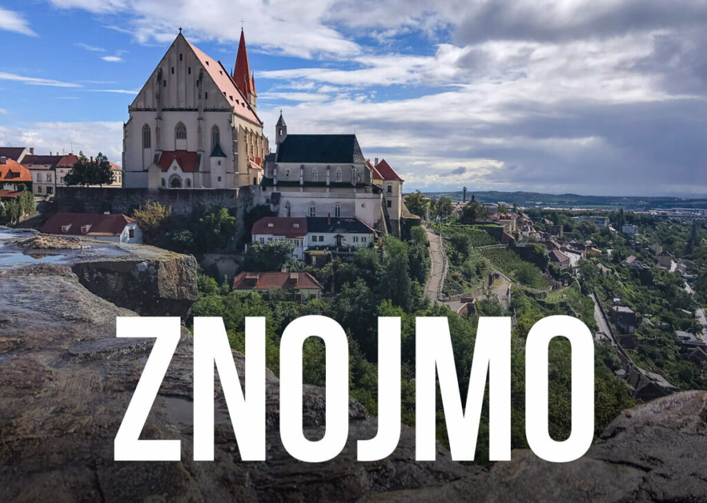 Pohled na město s textem Znojmo