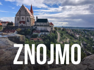 Pohled na město s textem Znojmo