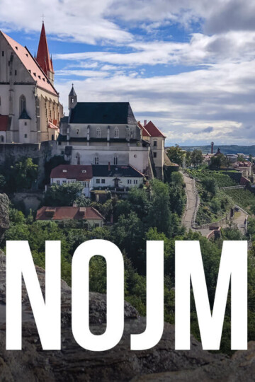Pohled na město s textem Znojmo