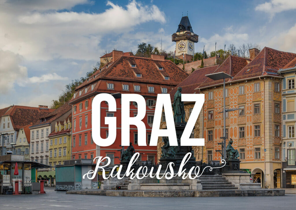 Pohled na centrum města s nápisem: Graz Rakousko