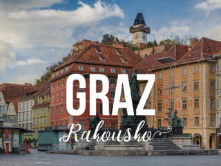 Pohled na centrum města s nápisem: Graz Rakousko