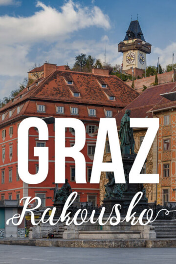Pohled na centrum města s nápisem: Graz Rakousko