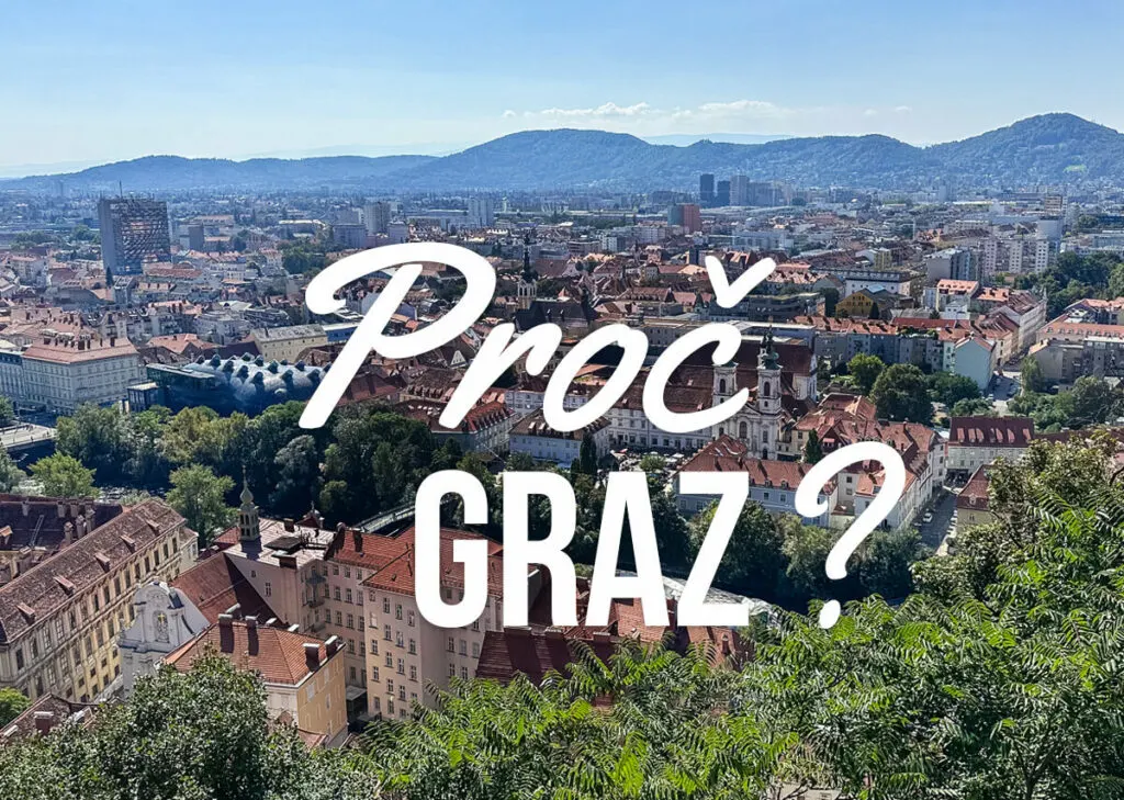 Pohled shora na město Graz v Rakousku s textem: Proč Graz?