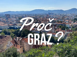 Pohled shora na město Graz v Rakousku s textem: Proč Graz?