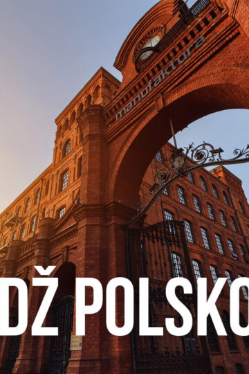 Pohled na bránu továrny se slovy "Lodž Polsko"