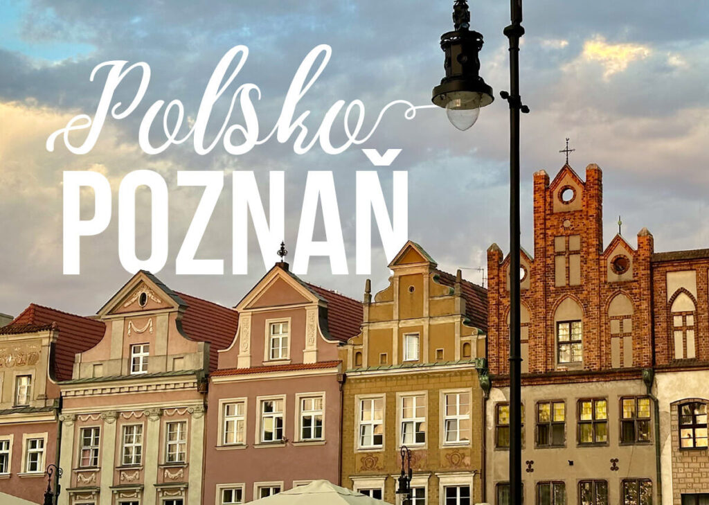 Grafika s textem „Polsko Poznaň“ přes barevné historické domy na hlavním náměstí v Poznani při západu slunce.
