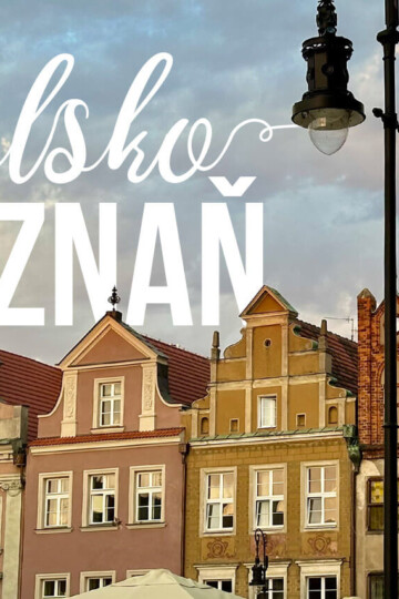 Grafika s textem „Polsko Poznaň“ přes barevné historické domy na hlavním náměstí v Poznani při západu slunce.
